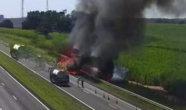 Caminhão com carga de frango pega fogo e aves morrem carbonizadas em Jaú