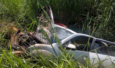 Motorista sai da pista e fica preso nas ferragens na Jaú-Bariri