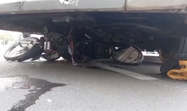 Moto fura sinal vermelho e é prensada por ônibus em Bauru