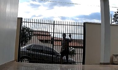 Mulheres denunciam abordagem de homem em Bariri; indivíduo força porta de carros com vítimas dentro e tenta invadir casas