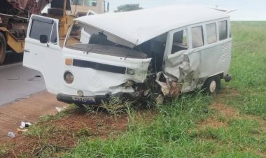 Idoso morre e sete ficam feridos com batida entre Kombi e carro em Ibitinga