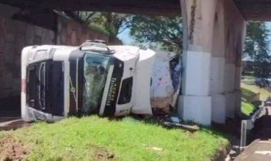 Caminhão de limões tomba e motorista morre na Bauru-Lins