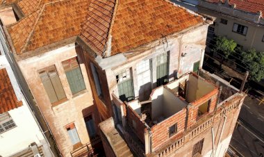 Vazamento em caixa d’água rompe estrutura e causa queda parcial de prédio histórico de Jaú