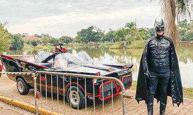 Encontro de Carros Antigos reúne modelos clássicos, Batmóvel e colecionadores de toda a região no Lago Municipal de Bariri