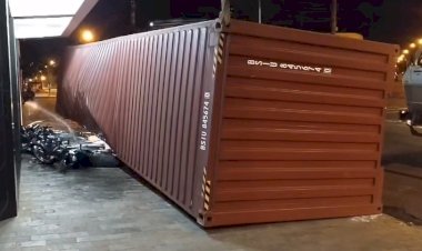 Asfalto afunda e container carregado com tecidos tomba sobre motos em Ibitinga