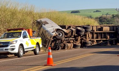 Caminhão canavieiro tomba e interdita pista na Jaú-Bariri