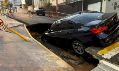 Asfalto afunda e engole carro de luxo no centro de Bauru