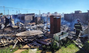 Incêndio destrói casas em comunidade e deixa mais de 10 famílias desabrigadas em Bauru