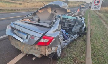 Colisão entre carro e ônibus deixa dois mortos em Macatuba