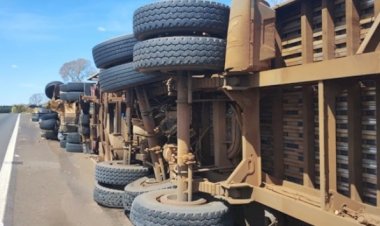 Carreta tomba na Jaú-Brotas