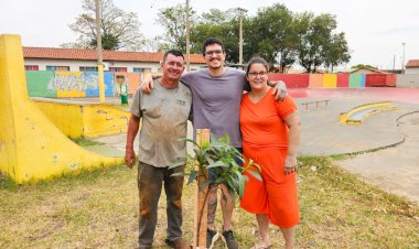 Voluntários plantam árvores na praça pública que sedia o projeto social Escolinha de Skate de Bariri
