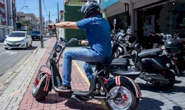 Proprietários de ciclomotores têm prazo de dois meses para registro, licenciamento e emplacamento dos veículos, sob pena multa a partir de 2026