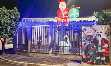 Decoração natalina de residência vira atração turística à parte em Boraceia