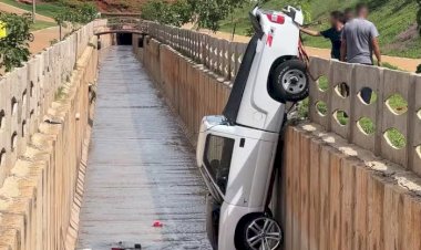 Carro desgovernado perde o freio, desce a rua sozinho e cai em córrego em Bauru
