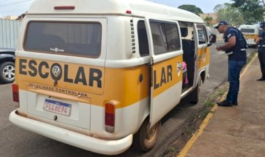 Fiscalização do Detran no transporte escolar autua um veículo irregular em Bariri