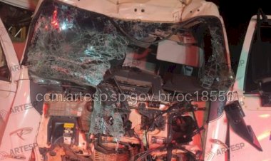 Colisão entre caminhão e carreta deixa motorista preso às ferragens na Marechal Rondon, em Agudos