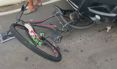 Adolescente é atropelado por van ao atravessar viaduto de bicicleta