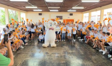 Coelho da Páscoa distribui ovos de chocolate ao leite, incluindo opções sem lactose, light e diet para alunos da Rede Municipal de Bariri