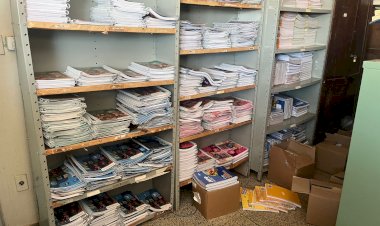 Tribunal de Contas encontra livros em local repleto de fezes de pombo em escola de Itapuí; ficais também atestam atraso na entrega dos uniformes em Bariri