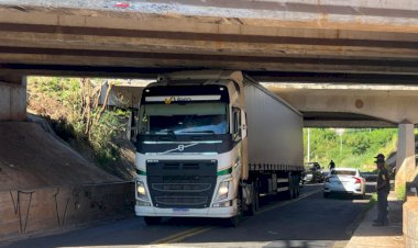 Caminhão do Chile encalha sob viaduto na Marechal Rondon