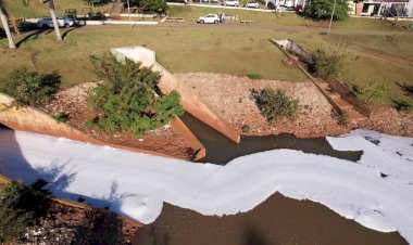 Lago do Silvério é tomado por espuma branca e peixes mortos em Jaú