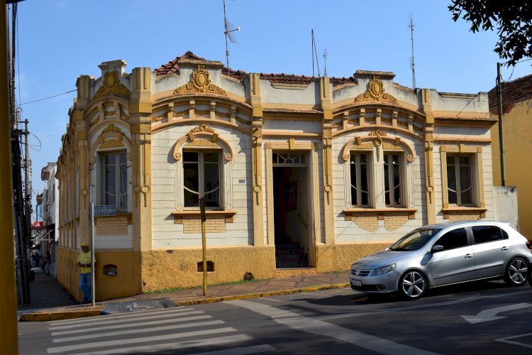 Legislativo sugere afastamento da diretora de Educação de Bariri, alvo de inquérito por suposto crime de falsidade ideológica