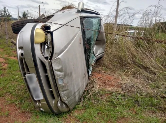 Homem rouba carro e sofre capotamento em Ibitinga