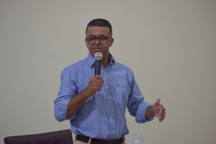 Edcarlos questiona Fernando Foloni sobre empresa de estética, tatuagem e piercing contratada sem licitação para executar serviços de som e iluminação em eventos