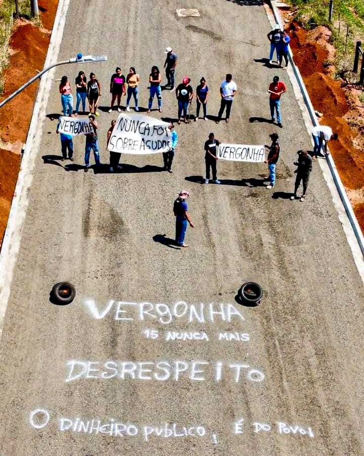Agudenses protestam contra obra realizada próximo a lotes da família do prefeito Fernando Octaviani; suposto “favorecimento” vai parar na Justiça