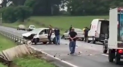 Colisão entre dois carros gera congestionamento na Marechal Rondon, em Agudos