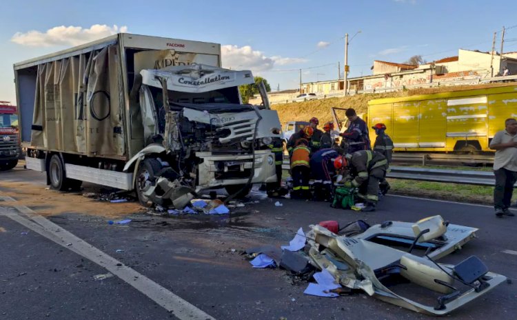 Caminhão transportando cervejas atinge bitrem carregado com eucaliptos na Marechal Rondon