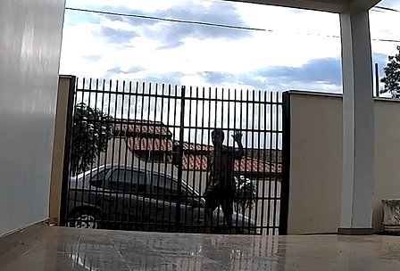 Mulheres denunciam abordagem de homem em Bariri; indivíduo força porta de carros com vítimas dentro e tenta invadir casas