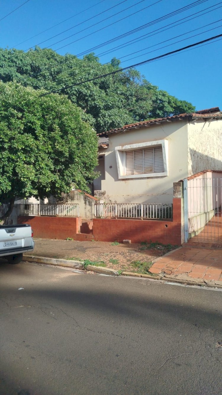 Vizinhos de casa abandonada na João Lemos denunciam situação insalubre após imóvel ser invadido por moradores de rua e dependentes químicos