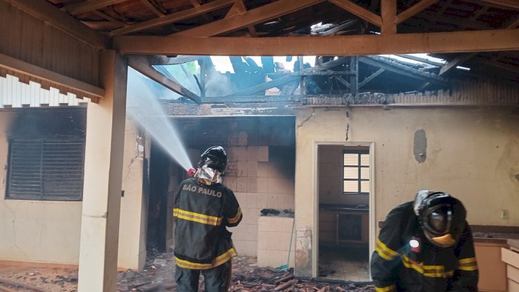 Casa pega fogo no centro de Bariri