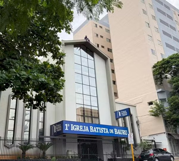 Homem sobe em telhado de igreja e atira telhas sobre veículos e pedestres em Bauru