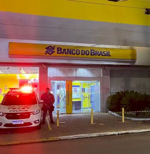Criminosos invadem banco, rendem funcionários e levam meio milhão em malotes