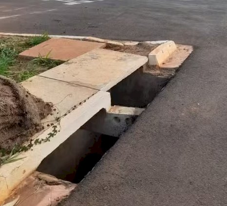 Homem quebra duas costelas após cair em bueiro sem proteção em Bauru