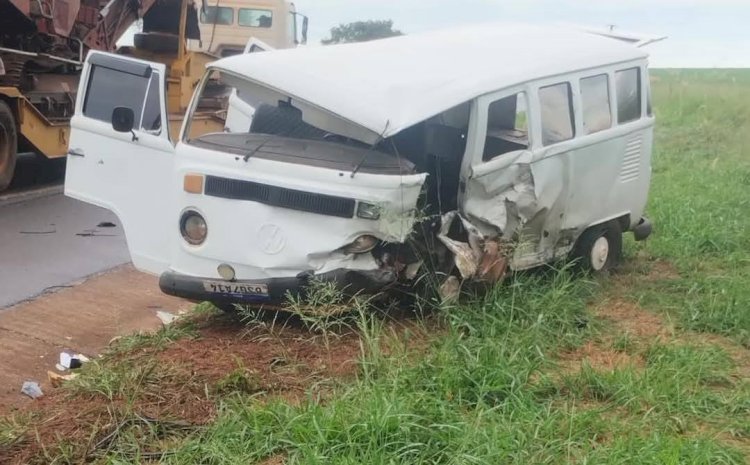 Idoso morre e sete ficam feridos com batida entre Kombi e carro em Ibitinga