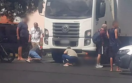 Motociclista morre ao colidir com carro e ir parar debaixo de caminhão em Bauru