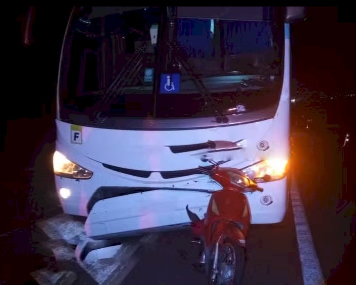Colisão traseira deixa moto cravada em ônibus em Agudos