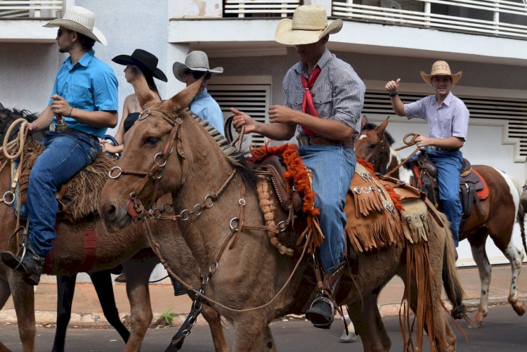 Baile da Rainha e Cavalgada agitam final de semana em Boraceia