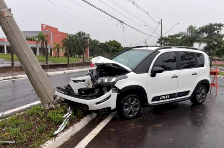 Carro derruba poste durante colisão em Bauru