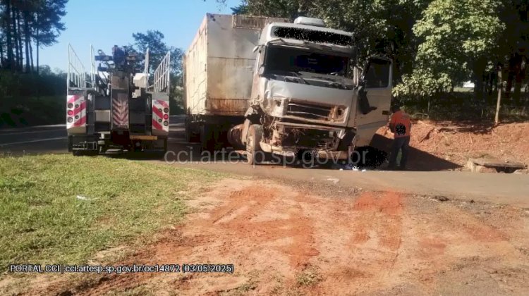 Carreteiro atinge barranco e morre na SP-225