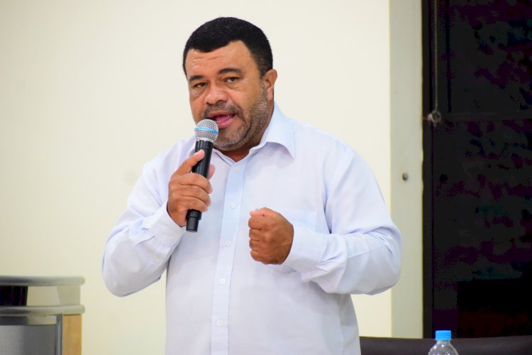 Gilson pede respeito à sua família e cita “pessoa em desvio de função que recebe salário de R$ 30 mil”; professores afastados para assumirem cargos comissionados também viram pauta na Câmara de Bariri