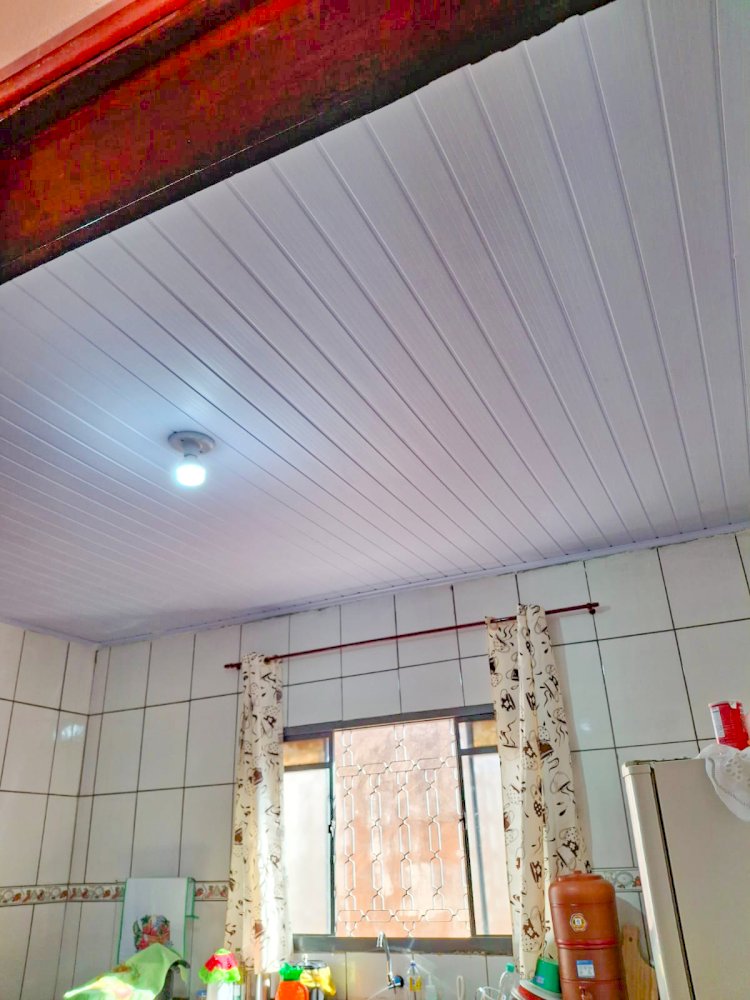 Família vítima de incêndio reconstrói forro de casa com ajuda de empresários baririenses