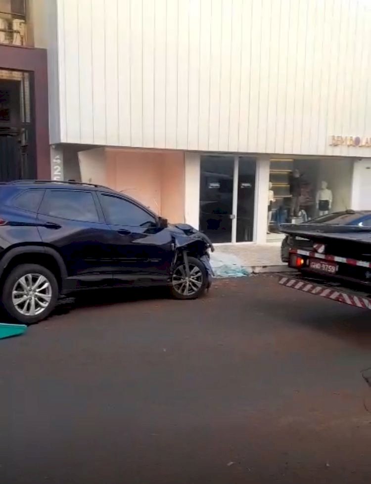 Carro invade vitrine de loja no centro de Bariri