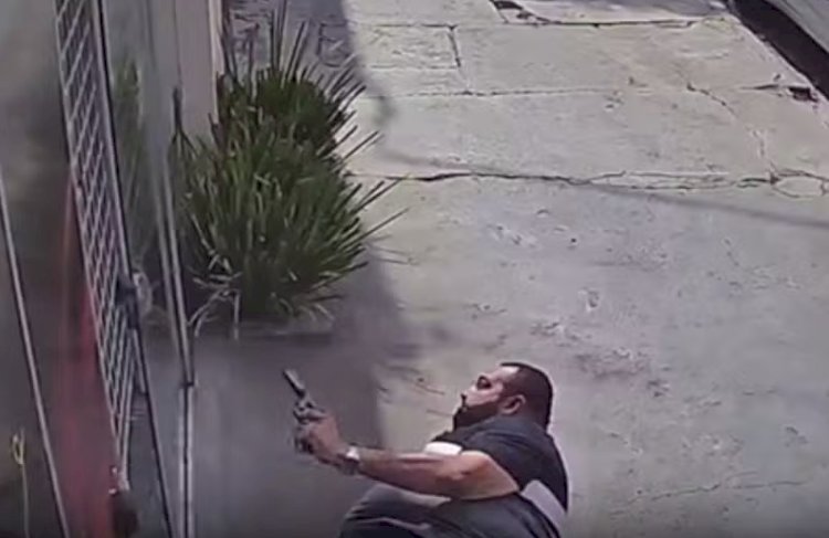 Homem invade salão de beleza e tenta matar ex-mulher a tiros