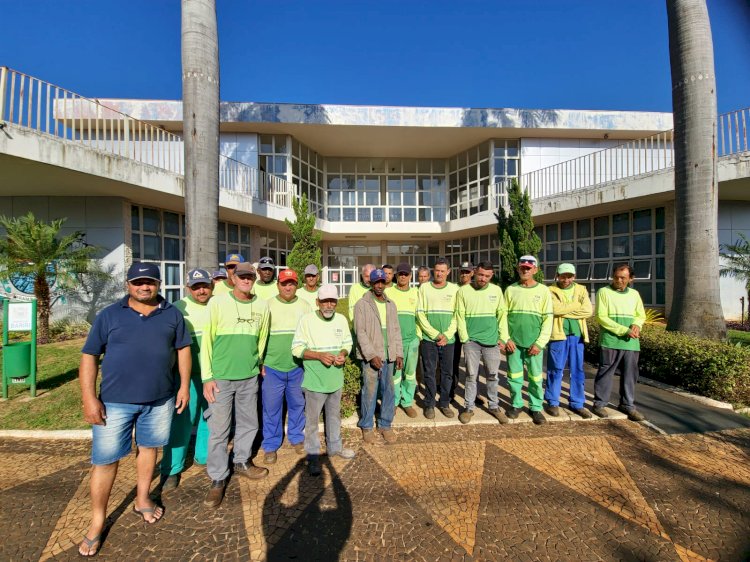 Empresa de limpeza regulariza vale-alimentação de funcionários após greve de 24h; Prefeitura de Bariri confirma nova licitação