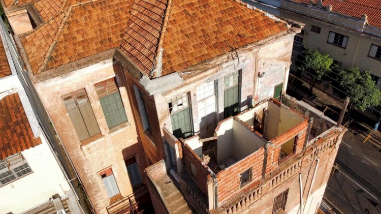 Vazamento em caixa d’água rompe estrutura e causa queda parcial de prédio histórico de Jaú