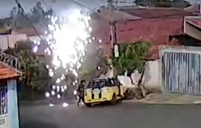 Grávida perde bebê após bater carro em poste, provocar curto em fiação e conseguir salvar filhos